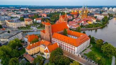 Wroclaw 'ın merkezinde Kum, Wroclaw katedrali ve Wroclaw, Poland.IMAGE' deki Aziz Bartholomew kilisesi üzerinde Roma Katolik kilisesi NMP ile günbatımı manzarası.