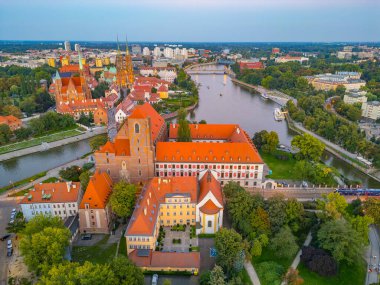Wroclaw 'ın merkezinde Kum, Wroclaw katedrali ve Wroclaw, Poland.IMAGE' deki Aziz Bartholomew kilisesi üzerinde Roma Katolik kilisesi NMP ile günbatımı manzarası.