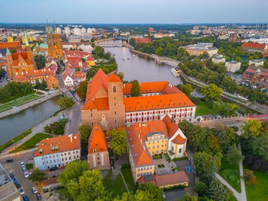 Wroclaw 'ın merkezinde Kum, Wroclaw katedrali ve Wroclaw, Poland.IMAGE' deki Aziz Bartholomew kilisesi üzerinde Roma Katolik kilisesi NMP ile günbatımı manzarası.