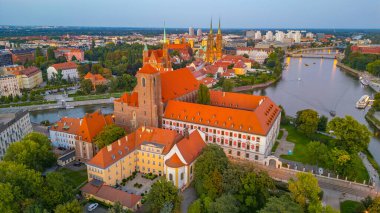 Wroclaw 'ın merkezinde Kum, Wroclaw katedrali ve Wroclaw, Poland.IMAGE' deki Aziz Bartholomew kilisesi üzerinde Roma Katolik kilisesi NMP ile günbatımı manzarası.