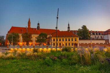 Odra, Wroclaw, Poland.IMAGE 'in nehir kenarından gün batımı görüntüsü