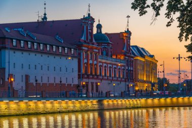 Odra, Wroclaw, Poland.IMAGE 'in nehir kenarından gün batımı görüntüsü