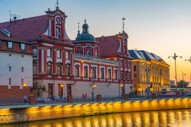 Odra, Wroclaw, Poland.IMAGE 'in nehir kenarından gün batımı görüntüsü