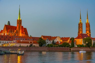 Kutsal Haç Kilisesi ve St. Bartholomew Kilisesi ve Wroclaw, Poland.IMAGE 'deki Aziz John Katedrali gece görüşü.