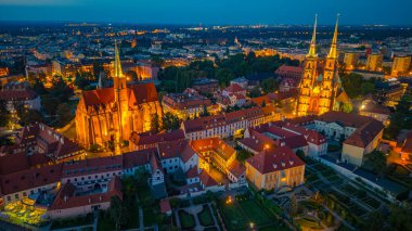 Kutsal Haç ve Aziz Bartholomew Kilisesi 'nin gün batımı manzarası ve Wroclaw, Poland.IMAGE' deki Aziz John Katedrali.