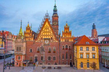 Rynek 'teki belediye binasının gündoğumu manzarası, Wroclaw, Poland.IMAGE merkezindeki resim meydanı.