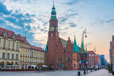 Rynek 'teki belediye binasının gündoğumu manzarası, Wroclaw, Poland.IMAGE merkezindeki resim meydanı.