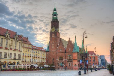 Rynek 'teki belediye binasının gündoğumu manzarası, Wroclaw, Poland.IMAGE merkezindeki resim meydanı.