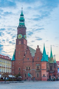 Rynek 'teki belediye binasının gündoğumu manzarası, Wroclaw, Poland.IMAGE merkezindeki resim meydanı.