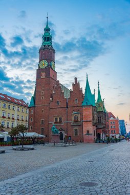 Rynek 'teki belediye binasının gündoğumu manzarası, Wroclaw, Poland.IMAGE merkezindeki resim meydanı.