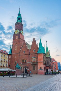 Rynek 'teki belediye binasının gündoğumu manzarası, Wroclaw, Poland.IMAGE merkezindeki resim meydanı.