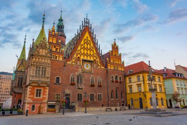 Rynek 'teki belediye binasının gündoğumu manzarası, Wroclaw, Poland.IMAGE merkezindeki resim meydanı.