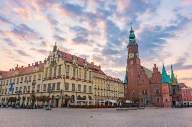 Rynek 'teki belediye binasının gündoğumu manzarası, Wroclaw, Poland.IMAGE merkezindeki resim meydanı.