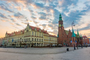 Rynek 'teki belediye binasının gündoğumu manzarası, Wroclaw, Poland.IMAGE merkezindeki resim meydanı.