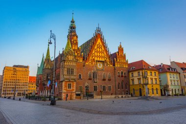 Rynek 'teki belediye binasının gündoğumu manzarası, Wroclaw, Poland.IMAGE merkezindeki resim meydanı.