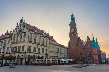 Rynek 'teki belediye binasının gündoğumu manzarası, Wroclaw, Poland.IMAGE merkezindeki resim meydanı.