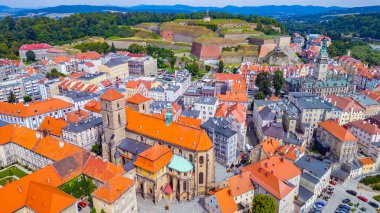 Polonya 'nın Klodzko kentinin panorama manzarası.