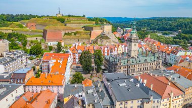 Polonya 'nın Klodzko kentinin panorama manzarası.
