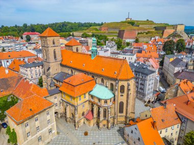 Polonya 'nın Klodzko kasabasındaki Kutsal Bakire Meryem' in Varsayımı Kilisesi manzarası.