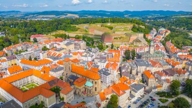 Polonya 'nın Klodzko kentinin panorama manzarası.