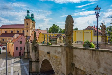 Klodzko, Poland.IMAGE 'deki Aziz John Köprüsü' nden Azize Meryem Kilisesi izlendi.