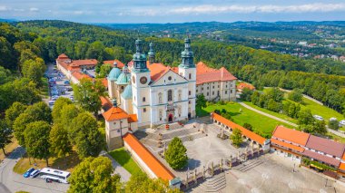 Güneşli bir günde Polonya 'daki Kalwaria Zebrzydowska manastırı.
