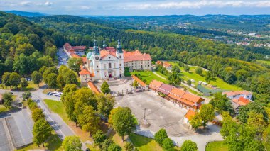 Güneşli bir günde Polonya 'daki Kalwaria Zebrzydowska manastırı.