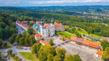 Güneşli bir günde Polonya 'daki Kalwaria Zebrzydowska manastırı.
