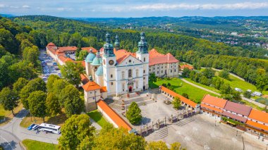 Güneşli bir günde Polonya 'daki Kalwaria Zebrzydowska manastırı.