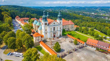 Güneşli bir günde Polonya 'daki Kalwaria Zebrzydowska manastırı.