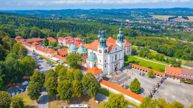 Güneşli bir günde Polonya 'daki Kalwaria Zebrzydowska manastırı.