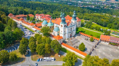 Güneşli bir günde Polonya 'daki Kalwaria Zebrzydowska manastırı.