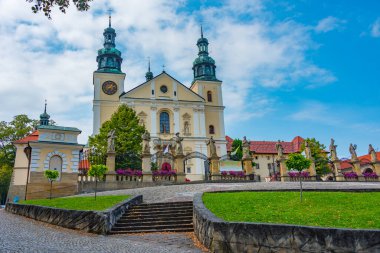Güneşli bir günde Polonya 'daki Kalwaria Zebrzydowska manastırı.
