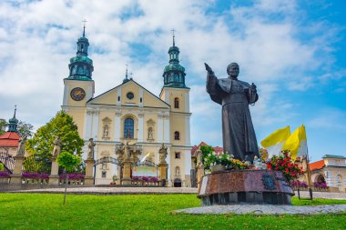 Güneşli bir günde Polonya 'daki Kalwaria Zebrzydowska manastırı.