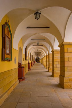 Güneşli bir günde Polonya 'daki Kalwaria Zebrzydowska manastırında koridor.