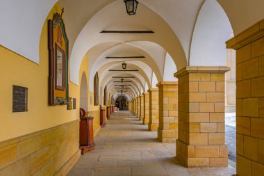 Güneşli bir günde Polonya 'daki Kalwaria Zebrzydowska manastırında koridor.