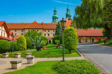 Güneşli bir günde Polonya 'daki Kalwaria Zebrzydowska manastırı.