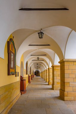 Güneşli bir günde Polonya 'daki Kalwaria Zebrzydowska manastırında koridor.