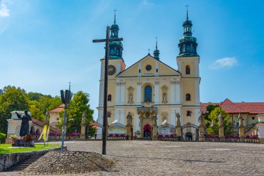 Güneşli bir günde Polonya 'daki Kalwaria Zebrzydowska manastırı.