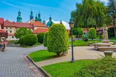 Güneşli bir günde Polonya 'daki Kalwaria Zebrzydowska manastırı.