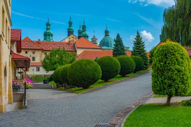 Güneşli bir günde Polonya 'daki Kalwaria Zebrzydowska manastırı.