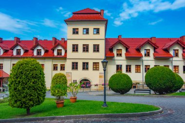 Güneşli bir günde Polonya 'daki Kalwaria Zebrzydowska manastırı.