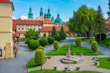 Güneşli bir günde Polonya 'daki Kalwaria Zebrzydowska manastırı.