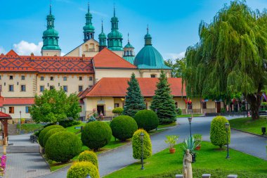 Güneşli bir günde Polonya 'daki Kalwaria Zebrzydowska manastırı.