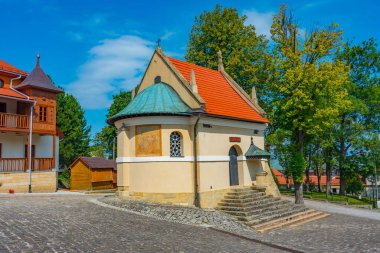 Güneşli bir günde Polonya 'daki Kalwaria Zebrzydowska manastırı.