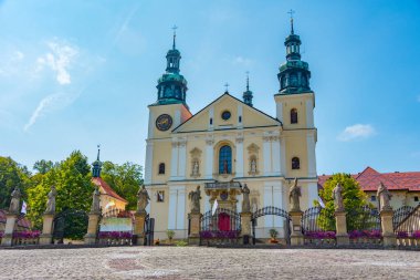 Güneşli bir günde Polonya 'daki Kalwaria Zebrzydowska manastırı.
