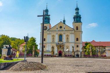 Güneşli bir günde Polonya 'daki Kalwaria Zebrzydowska manastırı.
