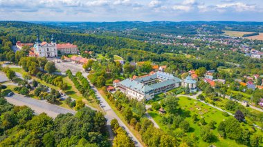 Güneşli bir günde Polonya 'daki Kalwaria Zebrzydowska manastırı.