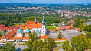 Güneşli bir günde Polonya 'daki Kalwaria Zebrzydowska manastırı.