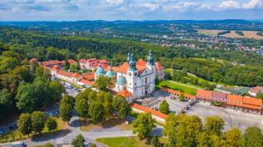 Güneşli bir günde Polonya 'daki Kalwaria Zebrzydowska manastırı.